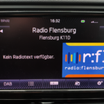 Radio Flensburg auf dem Display eines Autoradios mit DAB+ Empfang