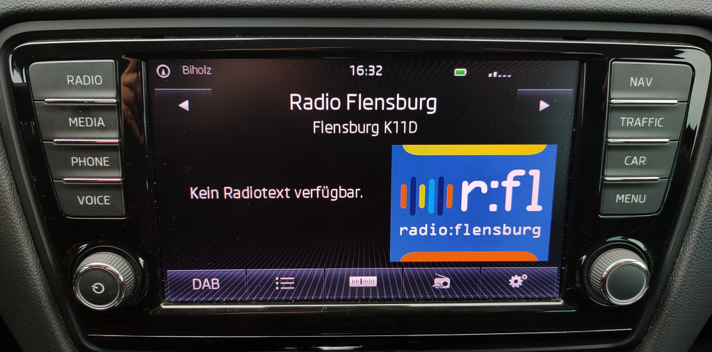 Radio Flensburg auf dem Display eines Autoradios mit DAB+ Empfang
