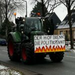 Traktor beim Bauernprotest in der Eckerförder Landstraße Flensburg mit der Aufschrift "Der Hof brennt, die Politik pennt". (Foto: Kjell Gnegel)